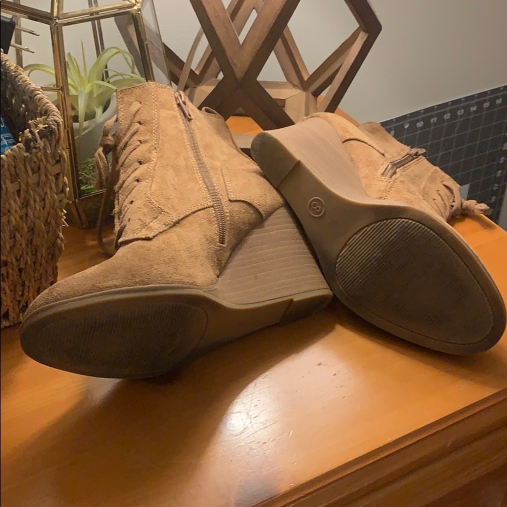 Tan suede wedges ✨